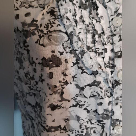Aeropostale gray/white floral button up - Picture 3 of 5